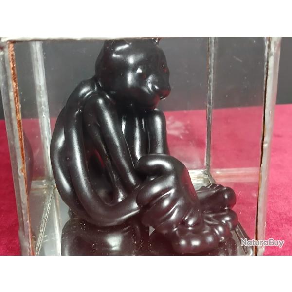 Petite sculpture noire au fini brillant repr�sentant un chat assis,