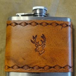 Id&eacute;e cadeau artisanal - flasque &agrave; alcool "cerf 1" en acier et cuir