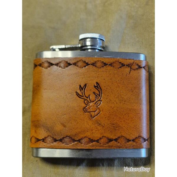 Id�e cadeau artisanal - flasque � alcool "cerf 1" en acier et cuir
