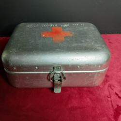 Trousse de premiers secours authentique des ann&eacute;es 1950