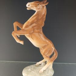 Splendide statue en porcelaine repr&eacute;sentant un cheval cabr&eacute;  1950