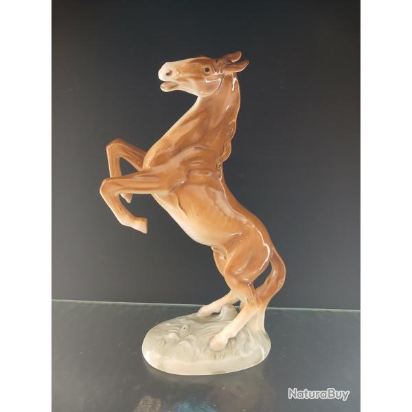 Splendide statue en porcelaine repr�sentant un cheval cabr�  1950
