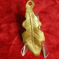 Ancien pendentif en bronze repr&eacute;sentant une feuille de ch&ecirc;ne