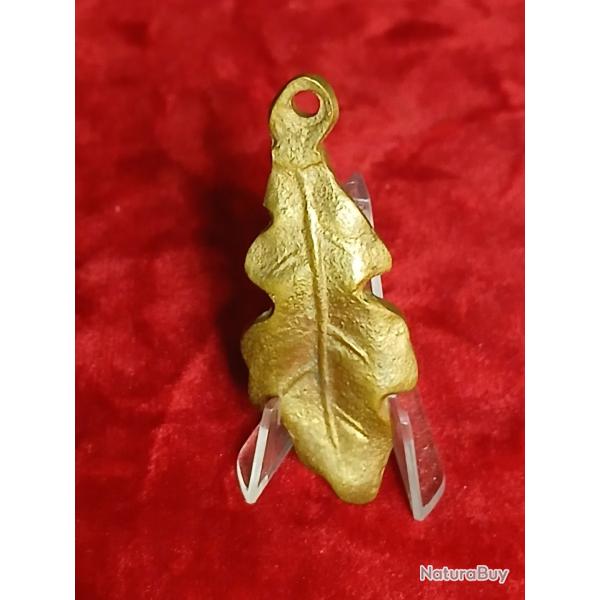 Ancien pendentif en bronze repr�sentant une feuille de ch�ne