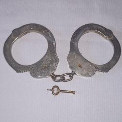 Menotte pince police Espagnol vintage