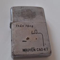 Tr&egrave;s rare briquet Zippo US code 1970 cadeau du g&eacute;n&eacute;ral Nguyen Cao-ky vice pr&eacute;sident Vietnam Sud