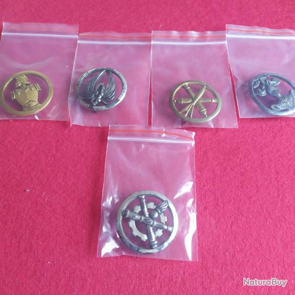 lot de 5 insignes de berets differents