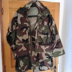 Veste arm&eacute;e avec capuche