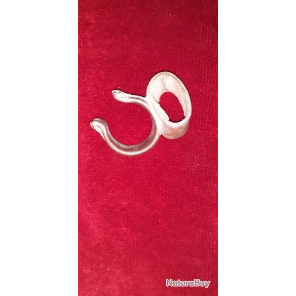 Agrafe pour mousqueton Berthier dite " ESCARGOT  " du C AVALIER  Fran�ais . ( collection ) .