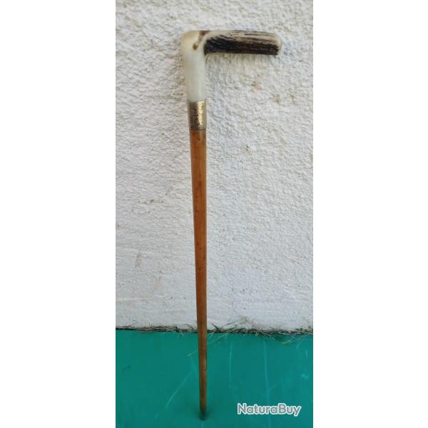 ANCIENNE CANNE EPEE EN JONC DE MALACCA  . LAME ACIER OVOIDE PUIS TRIANGULAIRE .  PAS DE JEU  .