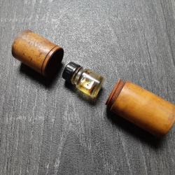 Petite fiole d'huile dans son &eacute;tui bois