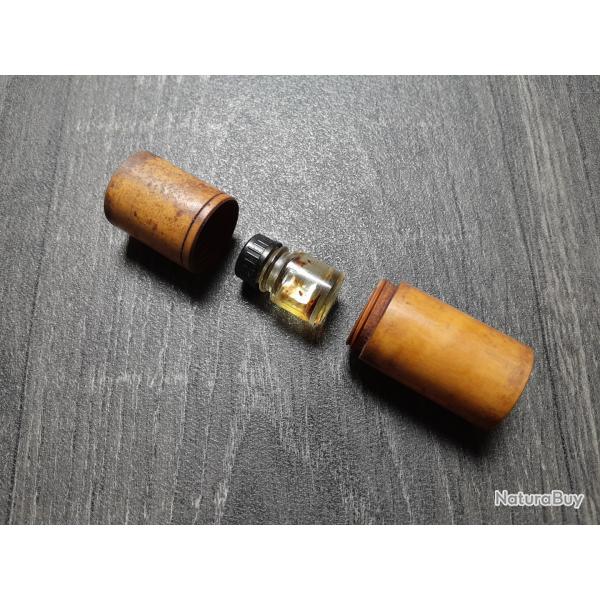 Petite fiole d'huile dans son �tui bois