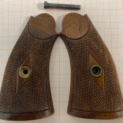 Plaquettes noyer quadrill&eacute;es pour revolver 92 espagnol copie Smith&Wesson. &Eacute;tat proche du neuf