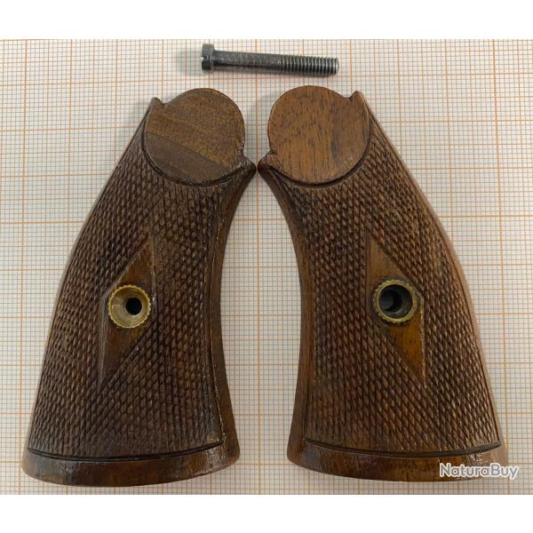Plaquettes noyer quadrill�es pour revolver 92 espagnol copie Smith&Wesson. �tat proche du neuf