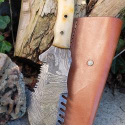 Couteau de Chasse Survie Trakker Damas Lame Acier 256 Couches Manche Os Fabr Artisan Etui Cuir