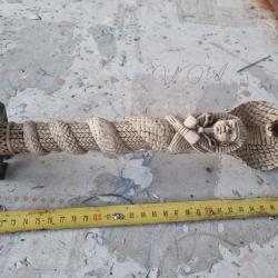 katana, orn&eacute; d'une sculpture repr&eacute;sentant un serpent cobra et des