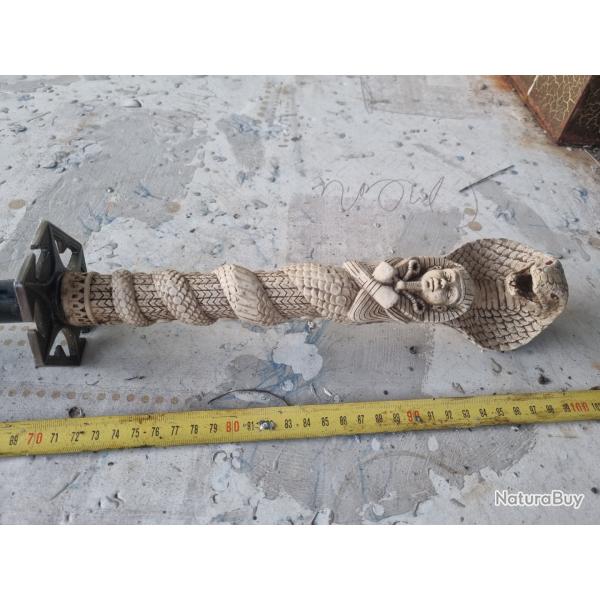 katana, orn� d'une sculpture repr�sentant un serpent cobra et des