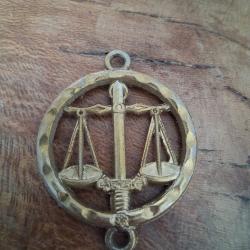 Ancienne berloque m&eacute;tallique - Balance de la Justice et glaive - militaire / collection