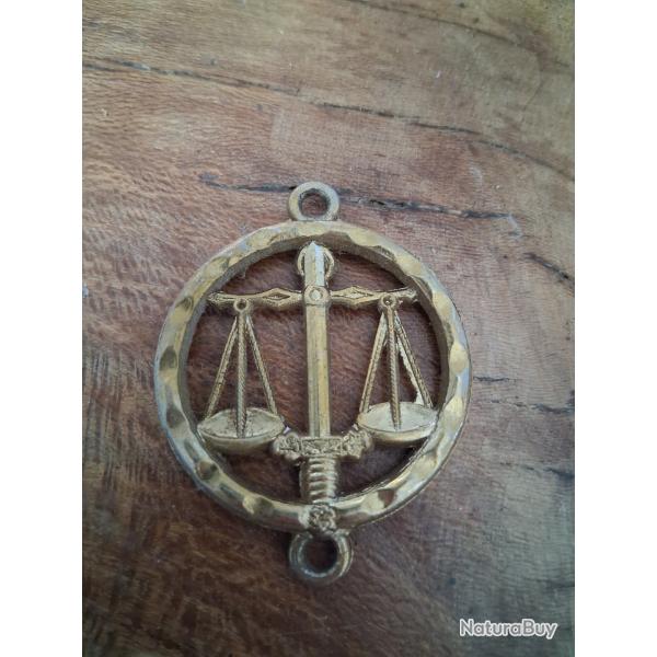 Ancienne berloque m�tallique - Balance de la Justice et glaive - militaire / collection