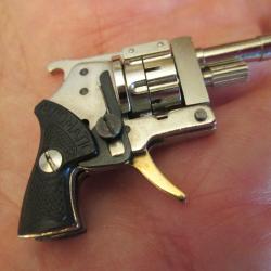 REVOLVER A BROCHE MINIATURE XYTHOS AVEC BO&Icirc;TE ET ACCESSOIRES