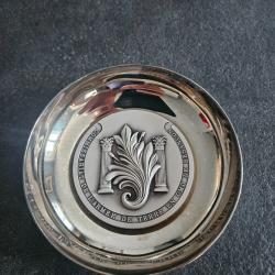 Coupelle de pr&eacute;sentation militaire (protocolaire) en m&eacute;tal argent&eacute;.