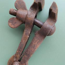 A SAISIR - Ancien &eacute;tau d'armurier mors de 35mm en TBE de fonctionnement &agrave; nettoyer