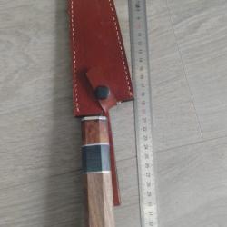 Couteau &agrave; lame fixe avec &eacute;tui en cuir