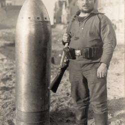 Photo d'un homme en uniforme avec un obus -N&deg;8753