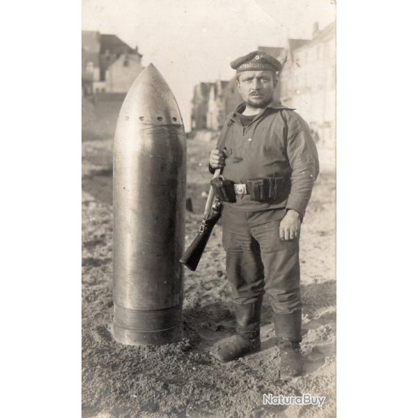 Photo d'un homme en uniforme avec un obus -N�8753