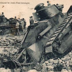 Carte postale de chars d'assaut grimpant les cimes d'une montagne -N&deg;8757