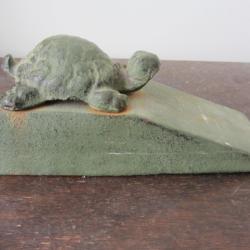 Cale porte figuratif en fonte patin&eacute;e 1950