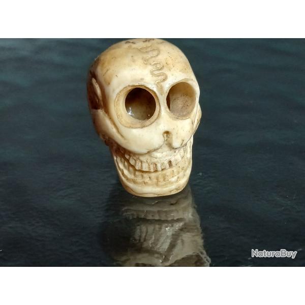 Petit cr�ne sculpt� en os de yak, d�but du XXe si�cle
