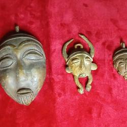 Ensemble de trois pendentifs en bronze d'art tribal africain,  1950