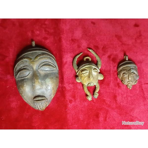 Ensemble de trois pendentifs en bronze d'art tribal africain,  1950