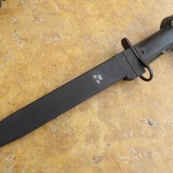 Ba&iuml;onnette  FAMAS fourreau Second Type DLT 01/89  Lame DLT 01/89 sans doute neuve N&deg; pass&eacute;s craie