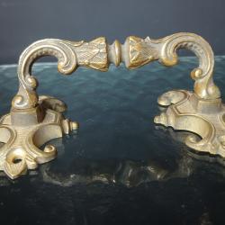 Ancienne poign&eacute;e de meuble en bronze cisel&eacute;, typique du XIXe si&egrave;cle
