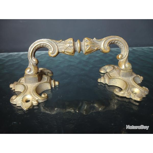 Ancienne poign�e de meuble en bronze cisel�, typique du XIXe si�cle