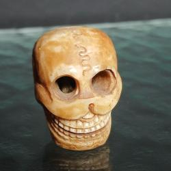 superbe cr&acirc;ne sculpt&eacute; en os de yak, d&eacute;but du XXe si&egrave;cle