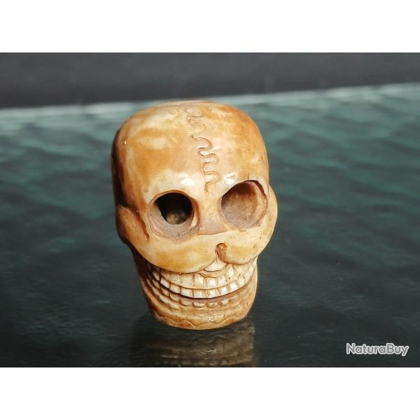superbe cr�ne sculpt� en os de yak, d�but du XXe si�cle