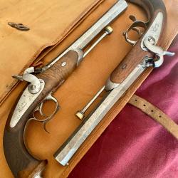 Paire se pistolets r&eacute;glementaire &agrave; percussion d'officier de Cav Mod&egrave;le 1833 Manuf de Chatellerault