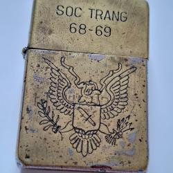 Tr&egrave;s beau Zippo version luxe plaquage or Guerre Vietnam. Mod&egrave;le d&eacute;montable du couvercle. Rare.