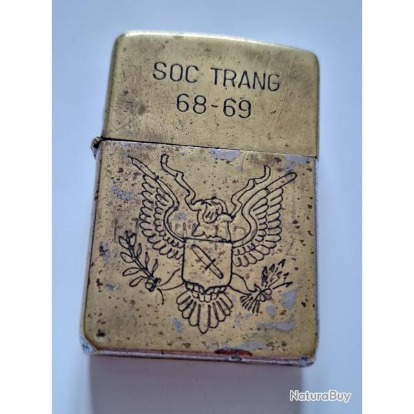 Tr�s beau Zippo version luxe plaquage or Guerre Vietnam. Mod�le d�montable du couvercle. Rare.