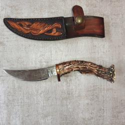 Couteau artisanal SHEPPERS - Lame Damas c&acirc;ble - Bois de cerf - &Eacute;tui cuir
