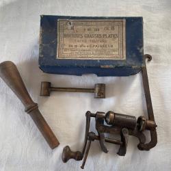 Ancien doseur &agrave; poudre fer forg&eacute; cal 16, bourroir, doseur double &agrave; poudre et bo&icirc;te de bourres