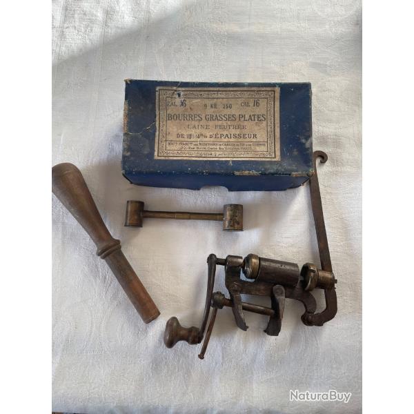 Ancien doseur � poudre fer forg� cal 16, bourroir, doseur double � poudre et bo�te de bourres