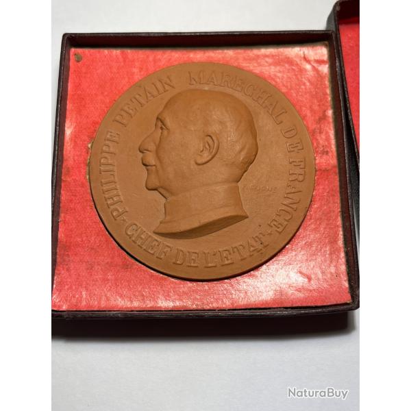 Medaille petain en terre cuite 1943