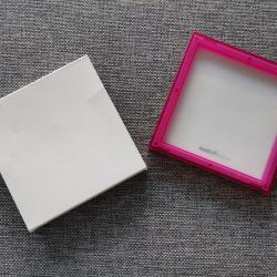 Boite plastique rose pour bijoux Swatch avec &eacute;tiquette