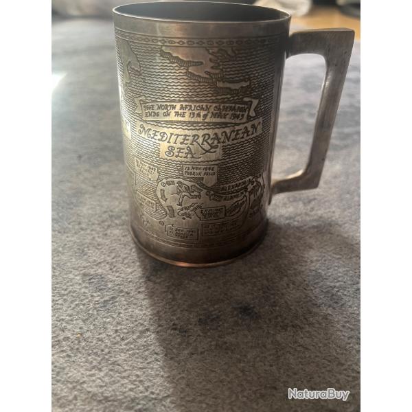 chope comm�morative en laiton de la Seconde Guerre mondiale (Art de tranch�e / Trench Art)