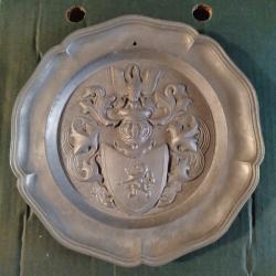 Assiette murale etain