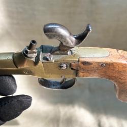 Tr&egrave;s beau pistolet &agrave; percussion en laiton, sign&eacute; - fin XIX i&egrave;me si&egrave;cle